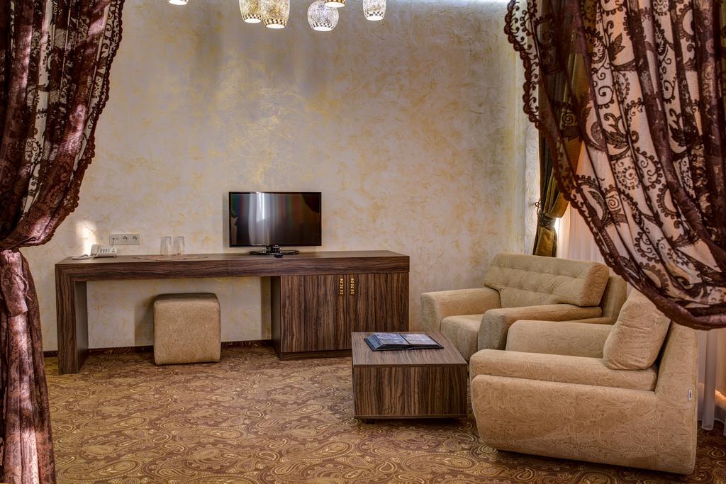 Khan-Chinar Hotel دنيبروبيتروفسك المظهر الخارجي الصورة